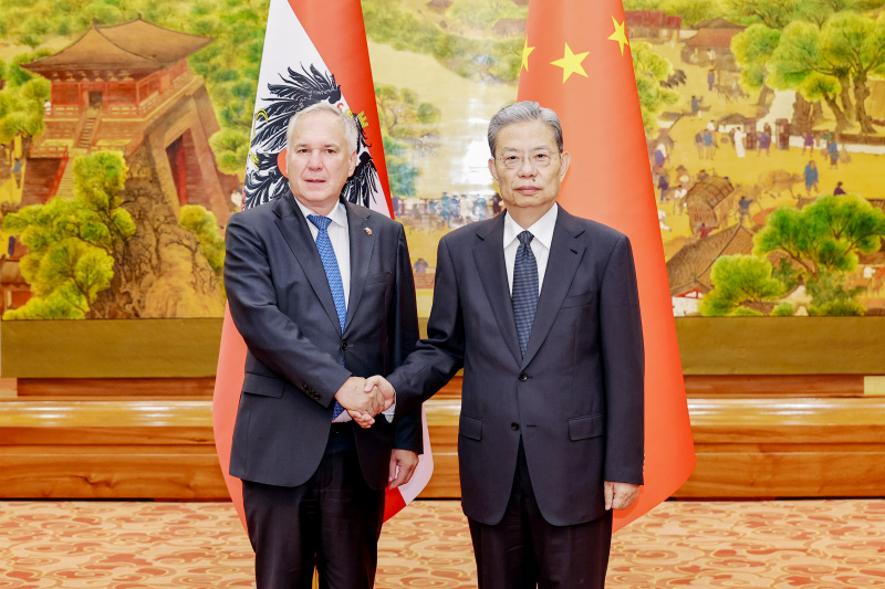 Fahnenfoto. Von links: Nationalratspräsident Walter Rosenkranz (FPÖ), Vorsitzender des Ständigen Ausschusses des Nationalen Volkskongresses der Volksrepublik China S.E. Zhao Leji