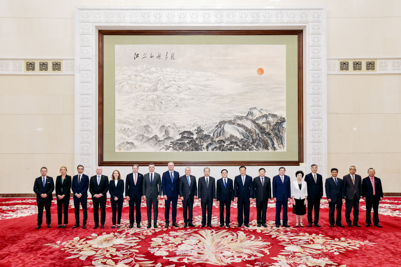 Gruppenfoto. Linke Seite: österreichische Delegation unter der Leitung des Nationalratspräsidenten Walter Rosenkranz (FPÖ) (9. von links). Rechte Seite: chinesische Delegation unter der Leitung des Vorsitzenden des Ständigen Ausschusses des Nationalen Volkskongresses der Volksrepublik China S.E. Zhao Leji (10. von links)