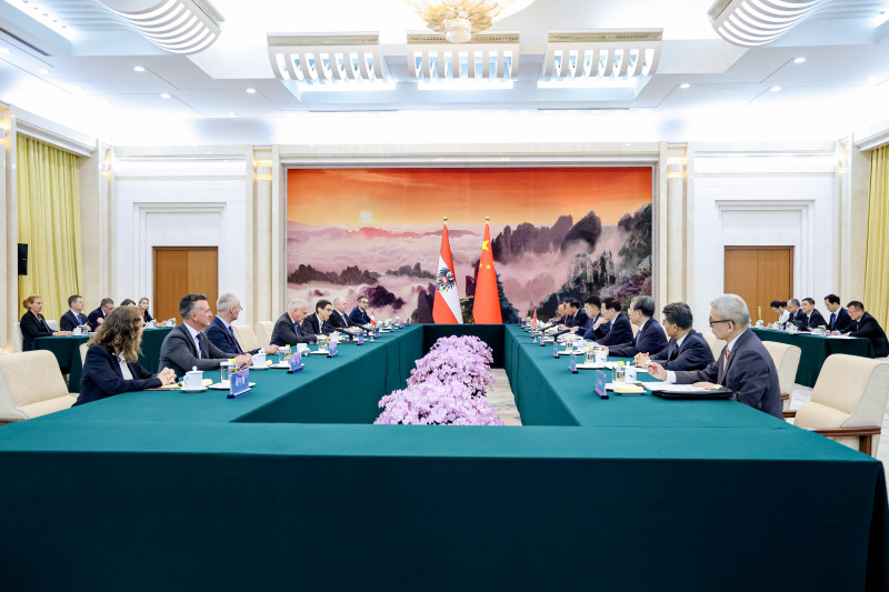 Arbeitsgespräch. Linke Tischhälfte: österreichische Delegation unter der Leitung des Nationalratspräsidenten Walter Rosenkranz (FPÖ) (4. von links). Rechte Tischhälfte: chinesische Delegation unter der Leitung des Vorsitzenden des Ständigen Ausschusses der Politischen Konsultativkonferenz Wang Huning (4. von rechts)