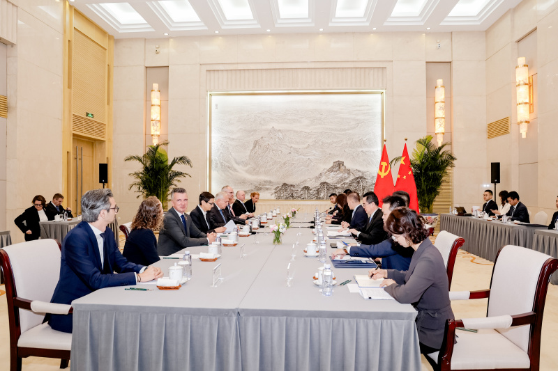 Arbeitsgespräch. Linke Tischhälfte: österreichische Delegation unter der Leitung des Nationalratspräsidenten Walter Rosenkranz (FPÖ) (5. von links). Rechte Tischhälfte: chinesische Delegation unter der Leitung des Ministers der Internationalen Abteilung des Zentralkomitees der Kommunistischen Partei Chinas Liu Haixing (5. von rechts)