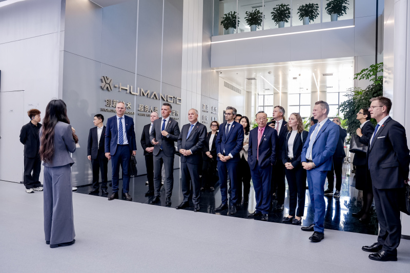 Präsentation im Beijing Innovation Centre of Humanoid Robotics. Nationalratspräsident Walter Rosenkranz (FPÖ) (7. von links) mit der österreichischen Delegation
