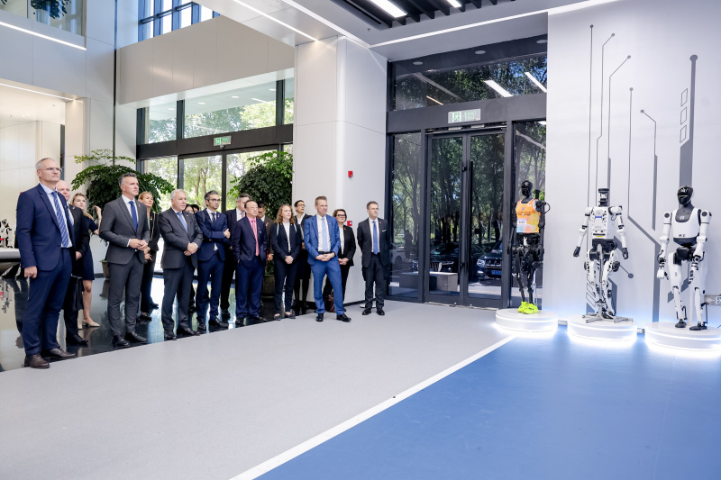 Präsentation im Beijing Innovation Centre of Humanoid Robotics mit der österreichischen Delegation
