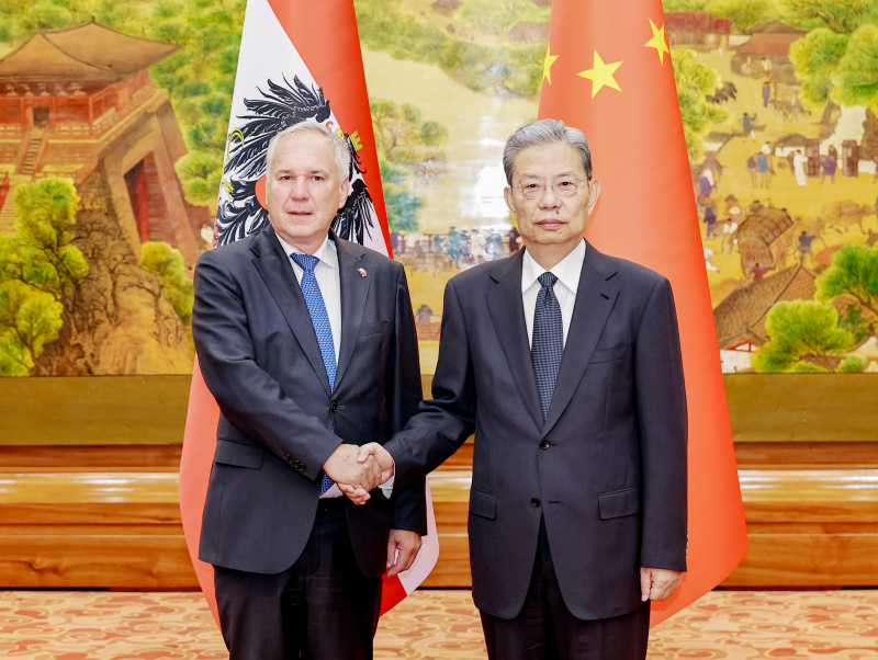 Fahnenfoto. Von links: Nationalratspräsident Walter Rosenkranz (FPÖ), Vorsitzender des Ständigen Ausschusses des Nationalen Volkskongresses der Volksrepublik China S.E. Zhao Leji