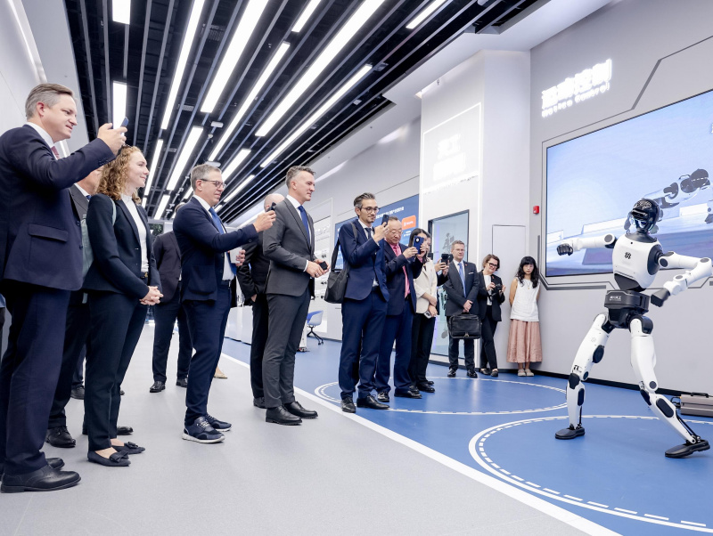Präsentation im Beijing Innovation Centre of Humanoid Robotics