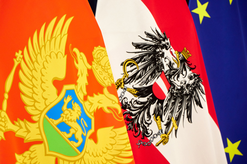 Von links: Fahne von Montenegro, Fahne von Österreich, EU-Fahne