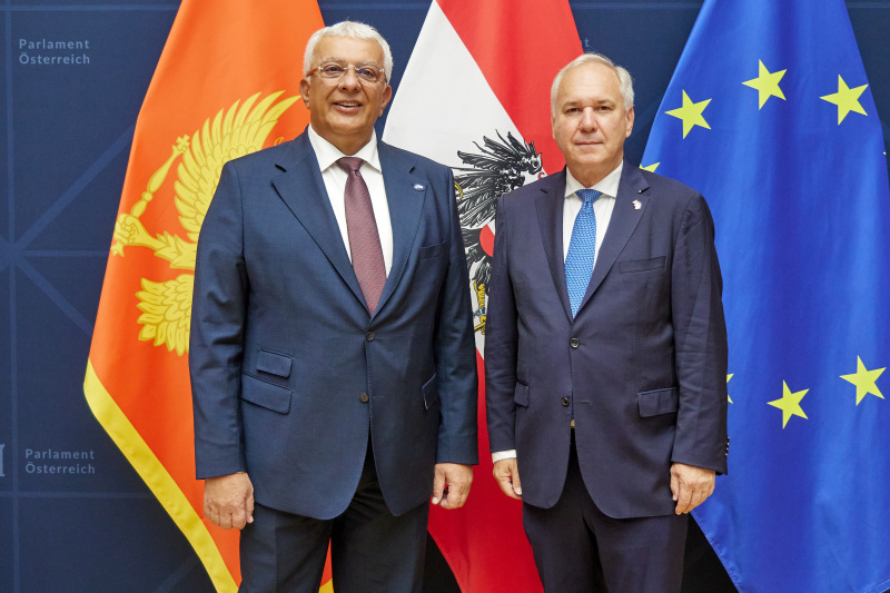 Fahnenfoto. Von links: Präsident des Parlaments von Montenegro Andrija Mandić, Nationalratspräsident Walter Rosenkranz (FPÖ)