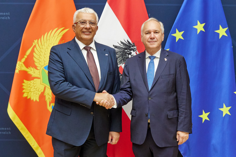 Fahnenfoto. Von links: Präsident des Parlaments von Montenegro Andrija Mandić, Nationalratspräsident Walter Rosenkranz (FPÖ)