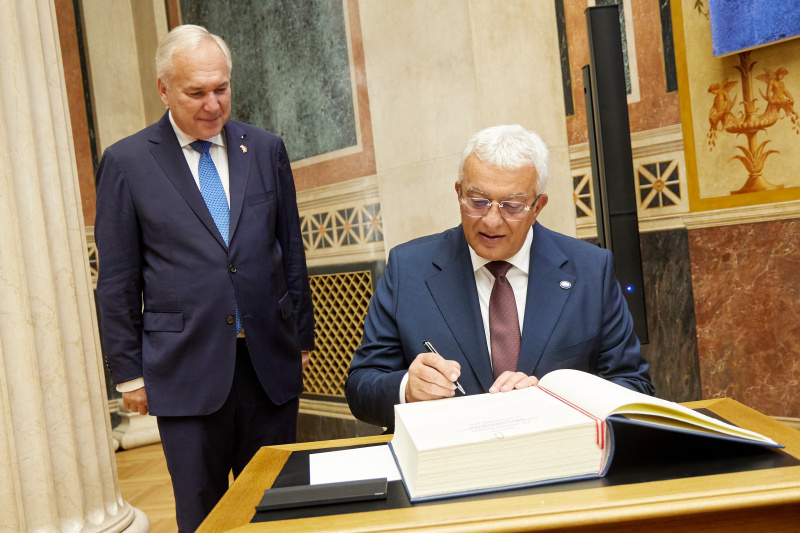 Gästebucheintrag. Von links: Nationalratspräsident Walter Rosenkranz (FPÖ), Präsident des Parlaments von Montenegro Andrija Mandić