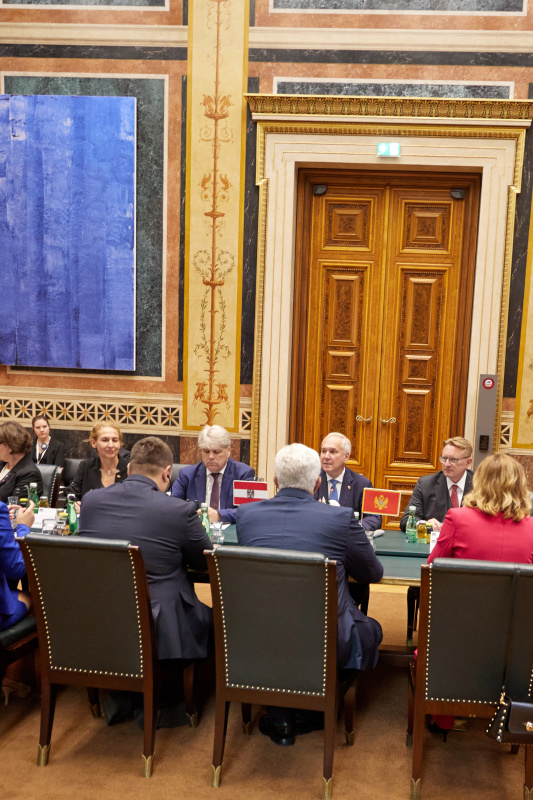 Arbeitsgespräch. Österreichische Delegation unter der Leitung des Nationalratspräsidenten Walter Rosenkranz (FPÖ) (2. von rechts)
