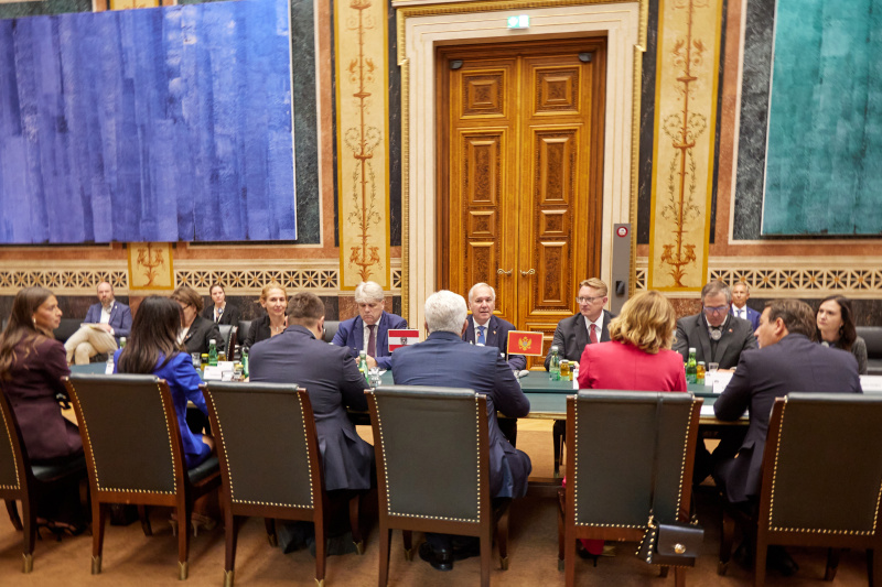 Arbeitsgespräch. Österreichische Delegation unter der Leitung des Nationalratspräsidenten Walter Rosenkranz (FPÖ) (4. von rechts)