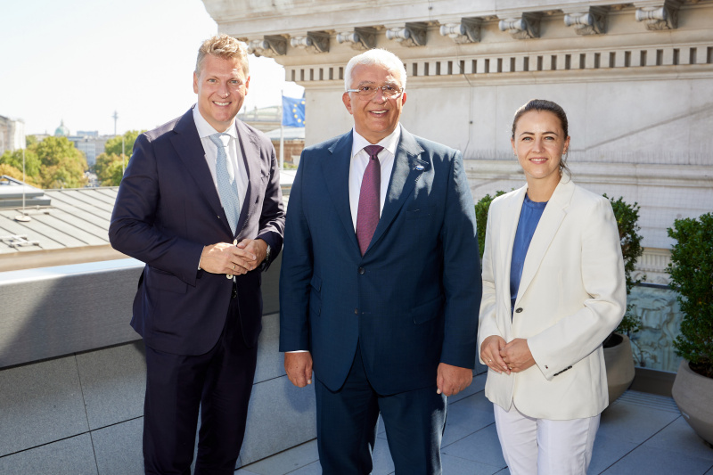 Gruppenfoto Bilaterale Parlamentarische Gruppe Österreich – Montenegro. Von links: Nationalratsabgeordneter Markus Tschank (FPÖ), Präsident des Parlaments von Montenegro Andrija Mandić, Bundesrätin Bernadette Geieregger (ÖVP)