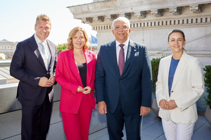 Gruppenfoto Bilaterale Parlamentarische Gruppe Österreich – Montenegro. Von links: Nationalratsabgeordneter Markus Tschank (FPÖ), Veranstaltungsteilnehmerin, Präsident des Parlaments von Montenegro Andrija Mandić, Bundesrätin Bernadette Geieregger (ÖVP)
