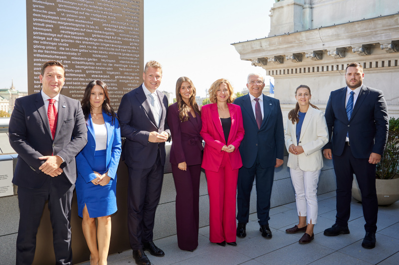 Gruppenfoto Bilaterale Parlamentarische Gruppe Österreich – Montenegro. 3. von links: Nationalratsabgeordneter Markus Tschank (FPÖ), 6. vopn links: Präsident des Parlaments von Montenegro Andrija Mandić, 7. von links: Bundesrätin Bernadette Geieregger (ÖVP)