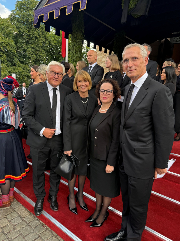 Bundesratspräsidentin Schwarz-Fuchs (2. von rechts) bei Trauerfeier für König Harald V in Oslo
