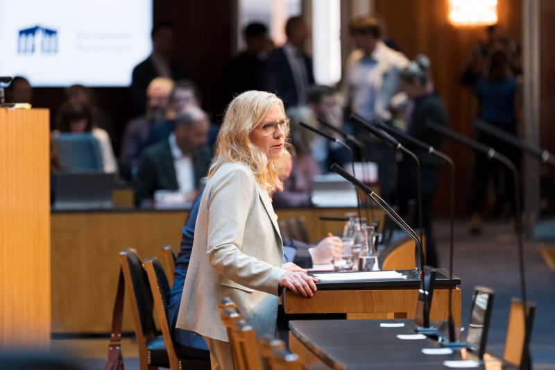 Klubobfrau Leonore Gewessler (Grüne) bei der Begründung des dringlichen Antrags