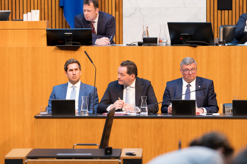 Auf der Regierungsbank von links: Staatssekretär Alexander Pröll (ÖVP), Landwirtschaftsminister Norbert Totschnig (ÖVP), Staatssekretär Jörg Leichtfried (SPÖ)
