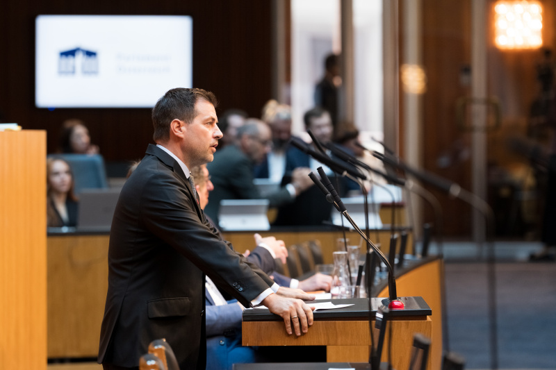 Nationalratsabgeordneter Michael Bernhard (NEOS) am Wort