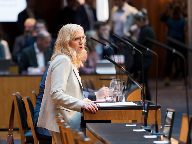 Klubobfrau Leonore Gewessler (Grüne) bei der Begründung des dringlichen Antrags