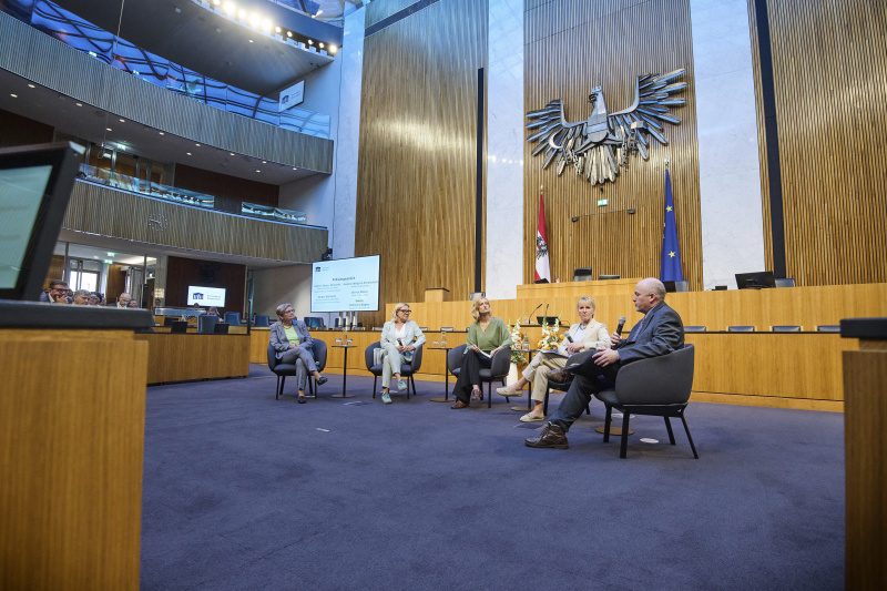 Podiumsgespräch. Von links: Sinologin Susanne Weigelein-Schwiedrzik, Designierte Rektorin, CU Hochschule Kärnten Kathrin Stainer-Hämmerle, Moderatorin ORF-Redakteurin Katharina Wagner, Außenministerin a.D. Schwedens, Vorsitzende Olof-Palme-International-Center Margot Wallström, Direktor V-Dem Institute Steven Wilson