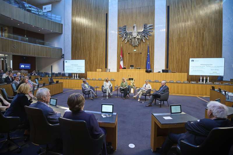 Podiumsgespräch. Von links: Sinologin Susanne Weigelein-Schwiedrzik, Designierte Rektorin, CU Hochschule Kärnten Kathrin Stainer-Hämmerle, Moderatorin ORF-Redakteurin Katharina Wagner, Außenministerin a.D. Schwedens, Vorsitzende Olof-Palme-International-Center Margot Wallström, Direktor V-Dem Institute Steven Wilson