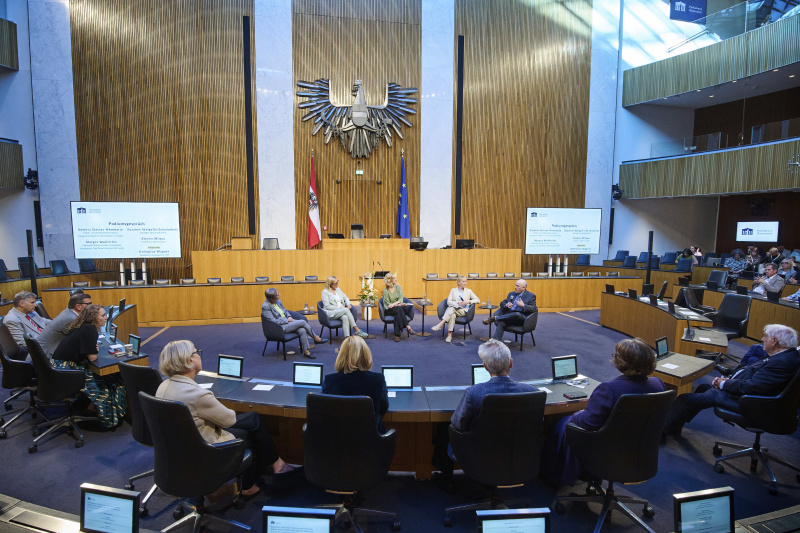 Podiumsgespräch. Von links: Sinologin Susanne Weigelein-Schwiedrzik, Designierte Rektorin, CU Hochschule Kärnten Kathrin Stainer-Hämmerle, Moderatorin ORF-Redakteurin Katharina Wagner, Außenministerin a.D. Schwedens, Vorsitzende Olof-Palme-International-Center Margot Wallström, Direktor V-Dem Institute Steven Wilson