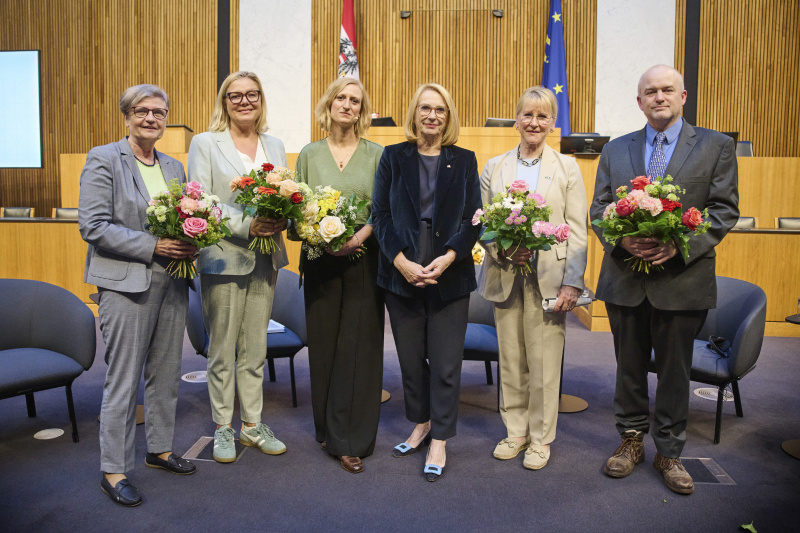 Von links: Sinologin Susanne Weigelein-Schwiedrzik, Designierte Rektorin, CU Hochschule Kärnten Kathrin Stainer-Hämmerle, Moderatorin ORF-Redakteurin Katharina Wagner, dritte Nationalratspräsidentin Doris Bures (SPÖ), Außenministerin a.D. Schwedens, Vorsitzende Olof-Palme-International-Center Margot Wallström, Direktor V-Dem Institute Steven Wilson