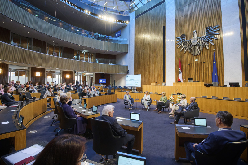 Podiumsgespräch. Von links: Sinologin Susanne Weigelein-Schwiedrzik, Designierte Rektorin, CU Hochschule Kärnten Kathrin Stainer-Hämmerle, Moderatorin ORF-Redakteurin Katharina Wagner, Außenministerin a.D. Schwedens, Vorsitzende Olof-Palme-International-Center Margot Wallström, Direktor V-Dem Institute Steven Wilson
