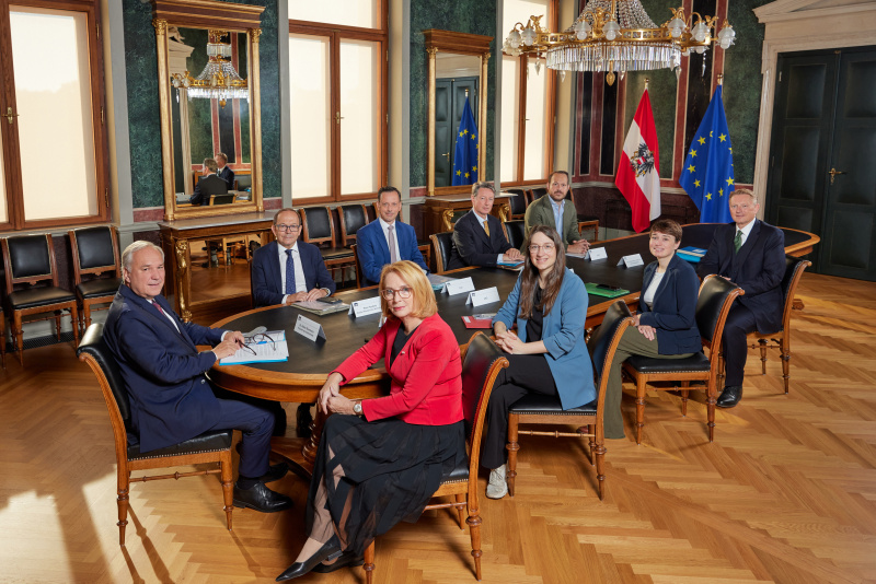 Von links: Nationalratspräsident Walter Rosenkranz (FPÖ), Zweiter Nationalratspräsident Peter Haubner (ÖVP), Dritte Nationalratspräsidentin Doris Bures (SPÖ), Klubobmann Ernst Gödl (ÖVP), Klubdirektor Norbert Nemeth (FPÖ), Klubvorsitzender-Stellvertreterin Julia Elisabeth Herr (SPÖ), Klubobmann-Stellvertreter Nikolaus Scherak (NEOS), Geschäftsführende Klubobfrau Sigrid Maurer (GRÜNE), Parlamentsdirektor Roland Weinert