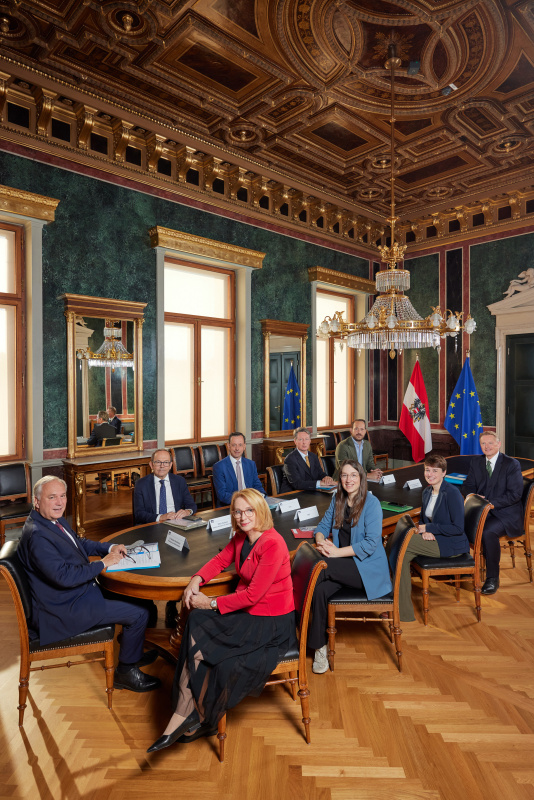 Von links: Nationalratspräsident Walter Rosenkranz (FPÖ), Zweiter Nationalratspräsident Peter Haubner (ÖVP), Dritte Nationalratspräsidentin Doris Bures (SPÖ), Klubobmann Ernst Gödl (ÖVP), Klubdirektor Norbert Nemeth (FPÖ), Klubvorsitzender-Stellvertreterin Julia Elisabeth Herr (SPÖ), Klubobmann-Stellvertreter Nikolaus Scherak (NEOS), Geschäftsführende Klubobfrau Sigrid Maurer (GRÜNE), Parlamentsdirektor Roland Weinert