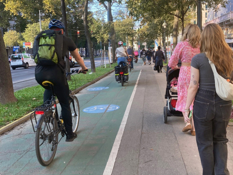 Radfahrer und Fußgängerinnen am Ring