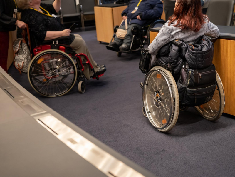 Rollstuhlfahrerinnen und Rollstuhlfahrer im Sitzungssaal des Nationalrats