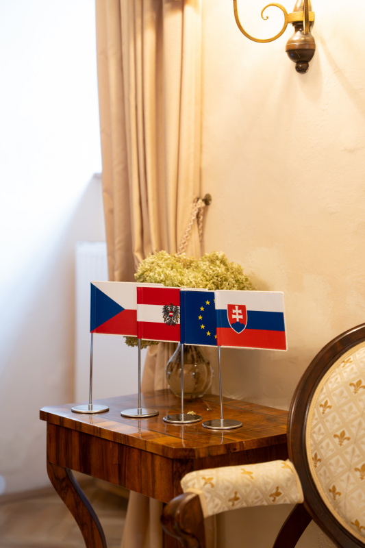 Tischfahnen von Tschechien, Österreich, Europäische Union und der Slowakei