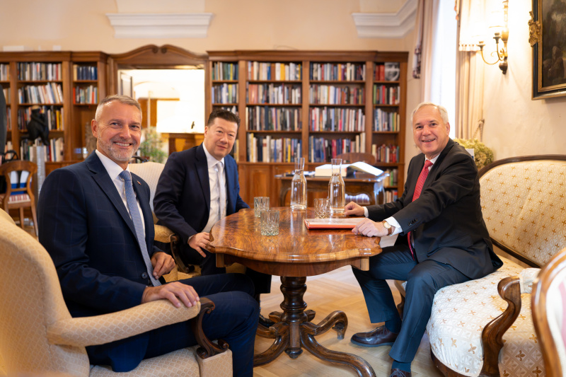 6-Augen Gespräch in der Bibliothek von Schloss Dürnstein. Arbeitsgespräch. Von rechts Nationalratspräsident Walter Rosenkranz (FPÖ), Präsident des tschechischen Abgeordnetenhauses Tomio Okamura, Präsident des slowakischen Nationalrats Richard Raši