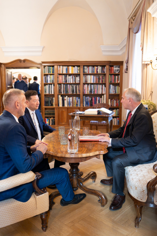 6-Augen Gespräch in der Bibliothek von Schloss Dürnstein. Arbeitsgespräch. Von rechts Nationalratspräsident Walter Rosenkranz (FPÖ), Präsident des tschechischen Abgeordnetenhauses Tomio Okamura, Präsident des slowakischen Nationalrats Richard Raši