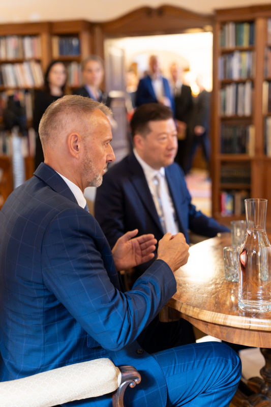 6-Augen Gespräch Bibliothek Schloss Dürnstein. Arbeitsgespräch. Von rechts Präsident des tschechischen Abgeordnetenhauses Tomio Okamura, Präsident des slowakischen Nationalrats Richard Raši
