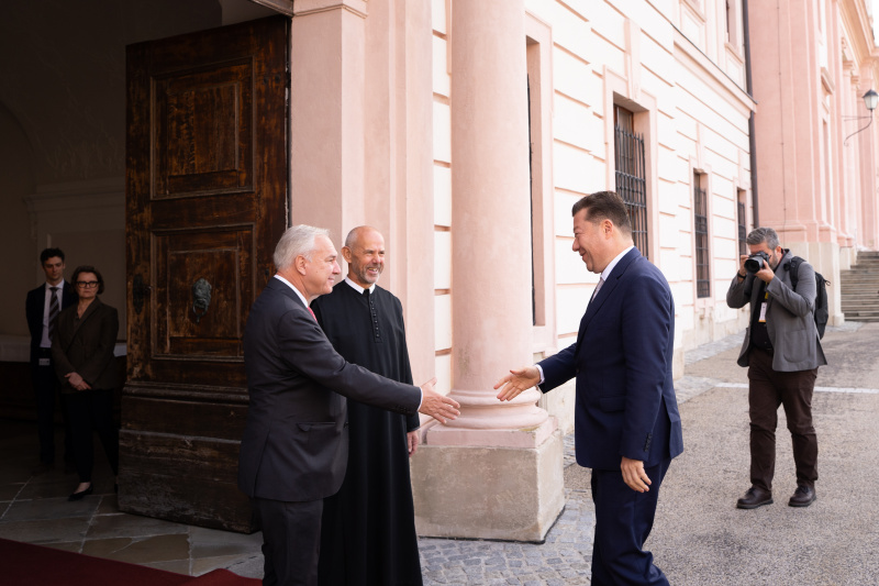 Stift Göttweig. Von links. Nationalratspräsident Walter Rosenkranz (FPÖ), Pater Maurus Kocher, Präsident des tschechischen Abgeordnetenhauses Tomio Okamura