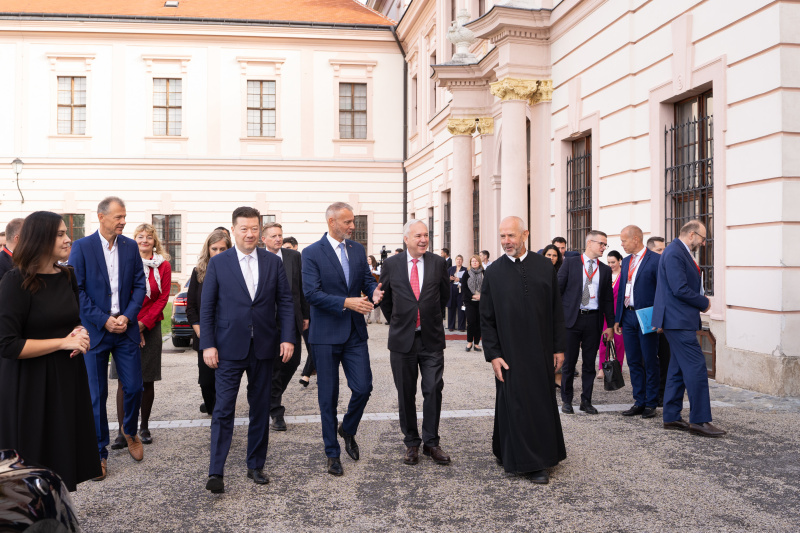 Stift Göttweig. Von links: Präsident des tschechischen Abgeordnetenhauses Tomio Okamura, Präsident des slowakischen Nationalrats Richard Raši, Nationalratspräsident Walter Rosenkranz (FPÖ), Pater Maurus Kocher