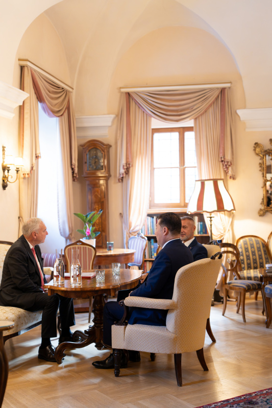 6-Augen Gespräch in der Bibliothek von Schloss Dürnstein. Arbeitsgespräch. Von links Nationalratspräsident Walter Rosenkranz (FPÖ), Präsident des tschechischen Abgeordnetenhauses Tomio Okamura, Präsident des slowakischen Nationalrats Richard Raši