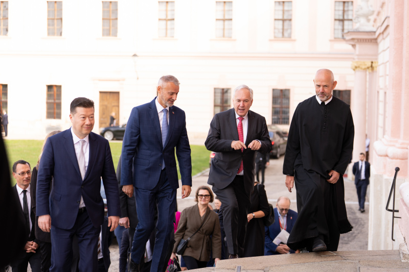 Stift Göttweig. Von links: Präsident des tschechischen Abgeordnetenhauses Tomio Okamura, Präsident des slowakischen Nationalrats Richard Raši, Nationalratspräsident Walter Rosenkranz (FPÖ), Pater Maurus Kocher