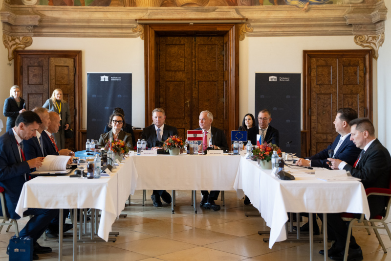 Stift Göttweig. Arbeitsgespräch. Linke Tischseite: Slowakische Delegation unter der Leitung des Präsidenten des slowakischen Nationalrats Richard Raši. Mitte: Österreichische Delegation unter der Leitung von Nationalratspräsident Walter Rosenkranz (FPÖ) (2. von rechts): Rechte Tischseite: Tschechische Delegation unter der Leitung des Präsidenten des tschechischen Abgeordnetenhauses Tomio Okamur