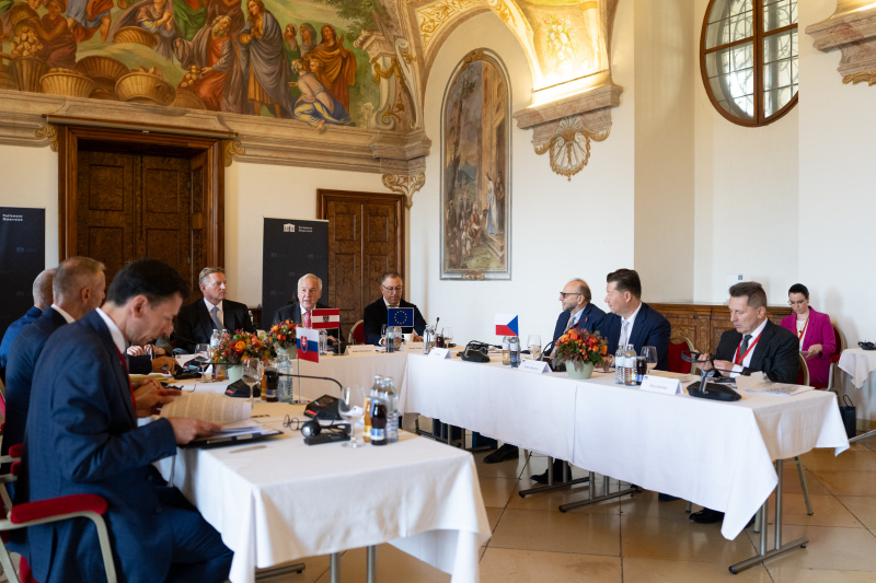 Stift Göttweig. Arbeitsgespräch. Linke Tischseite: Slowakische Delegation unter der Leitung des Präsidenten des slowakischen Nationalrats Richard Raši. Mitte: Österreichische Delegation unter der Leitung von Nationalratspräsident Walter Rosenkranz (FPÖ) (2. von rechts): Rechte Tischseite: Tschechische Delegation unter der Leitung des Präsidenten des tschechischen Abgeordnetenhauses Tomio Okamur
