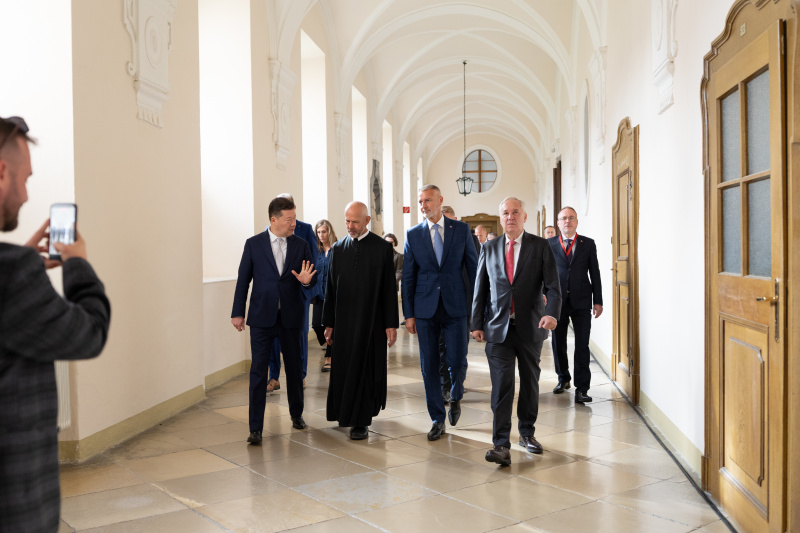 Stift Göttweig. Von links: Präsident des tschechischen Abgeordnetenhauses Tomio Okamura, Pater Maurus Kocher, Präsident des slowakischen Nationalrats Richard Raši, Nationalratspräsident Walter Rosenkranz (FPÖ)