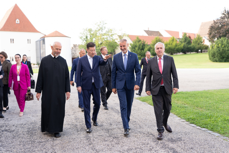 Stift Göttweig. Von links: Pater Maurus Kocher, Präsident des tschechischen Abgeordnetenhauses Tomio Okamura, Präsident des slowakischen Nationalrats Richard Raši, Nationalratspräsident Walter Rosenkranz (FPÖ)