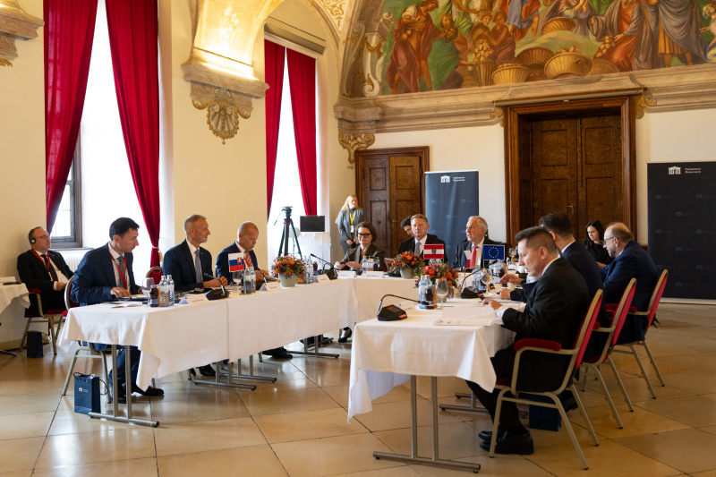 Stift Göttweig. Arbeitsgespräch. Linke Tischseite: Slowakische Delegation unter der Leitung des Präsidenten des slowakischen Nationalrats Richard Raši. Mitte: Österreichische Delegation unter der Leitung von Nationalratspräsident Walter Rosenkranz (FPÖ) (2. von rechts): Rechte Tischseite: Tschechische Delegation unter der Leitung des Präsidenten des tschechischen Abgeordnetenhauses Tomio Okamur