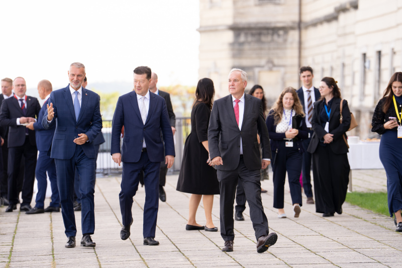 Stift Göttweig. Von rechts Nationalratspräsident Walter Rosenkranz (FPÖ), Präsident des tschechischen Abgeordnetenhauses Tomio Okamura, Präsident des slowakischen Nationalrats Richard Raši