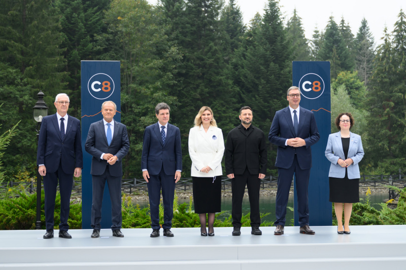 Von Links: Erster Vizepräsident des tschechischen Senats Jiří Drahoš, Polens Premierminister Donald Tusk, Rumäniens Präsident Nicușor Dan, First Lady Olena Zelenska, Präsident Volodymyr Zelenskyy, Serbiens Präsident Aleksandar Vučić und Bundesratspräsidentin Christine Schwarz-Fuchs