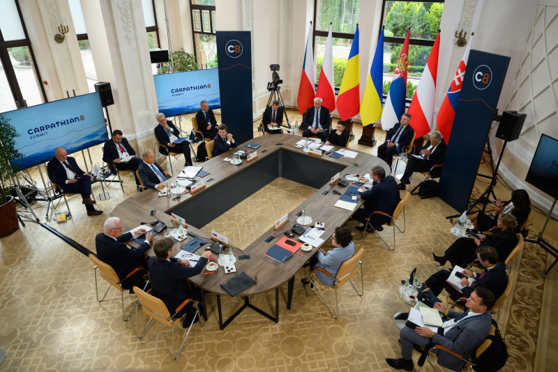 Konferenz beim Karpatengipfel mit Ersten Vizepräsident des tschechischen Senats Jiří Drahoš, Polens Premierminister Donald Tusk, Rumäniens Präsident Nicușor Dan, Präsident Volodymyr Zelenskyy, Serbiens Präsident Aleksandar Vučić und Bundesratspräsidentin Christine Schwarz-Fuchs