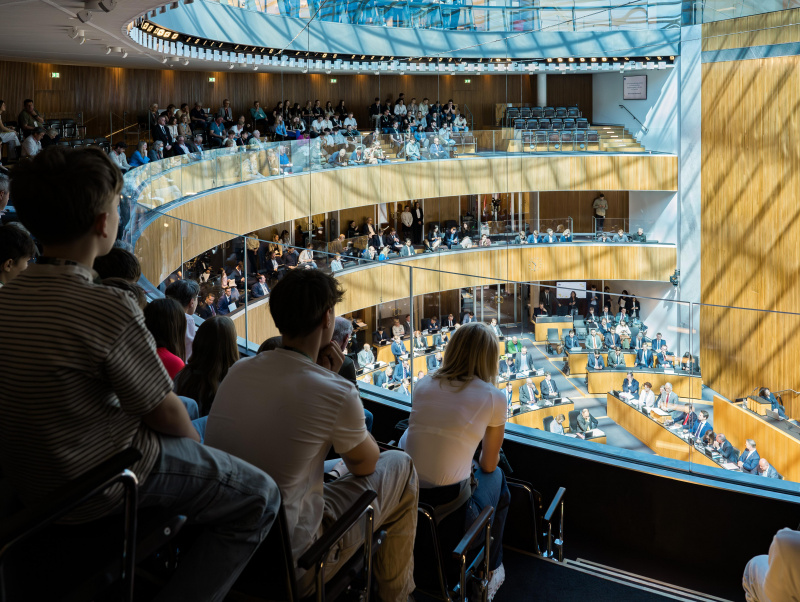 Blick von der Besuchergalerie in den Sitzungssaal. Budgetrede von Finanzminister Markus Marterbauer zum Budget 2025/2026