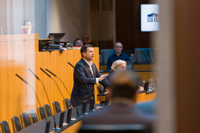 Am Wort: Nationalratsabgeordneter Michael Bernhard (NEOS)
