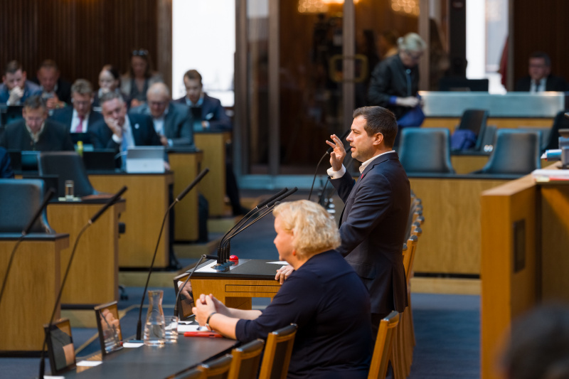 Am Wort: Nationalratsabgeordneter Michael Bernhard (NEOS)